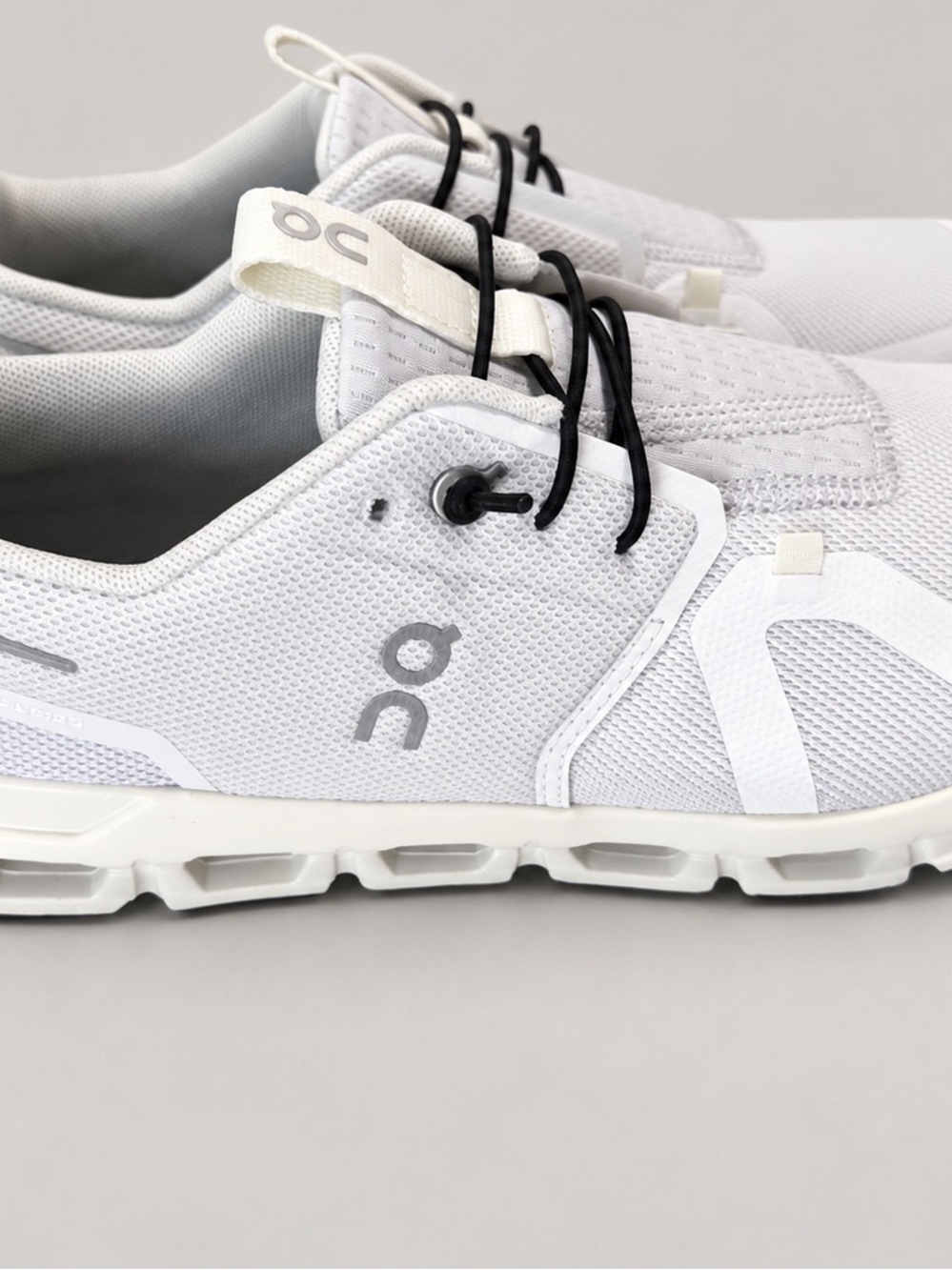 OnCloud Running White Athletic Sneakers with Black Accents New without Box - Picture 2 of 3